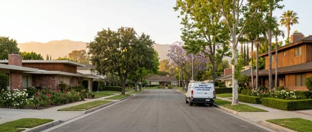 Appliance repair technician in Tarzana, CA kitchen